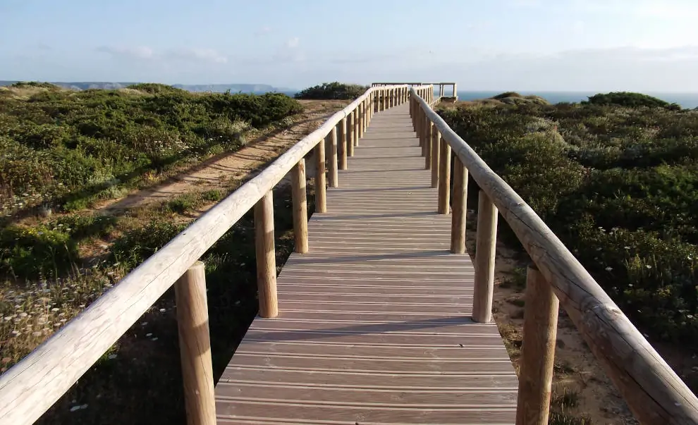 Wanderreise Rota Vicentina – 14 Tage: Wanderweg über Holzplanken auf der Rota Vicentina