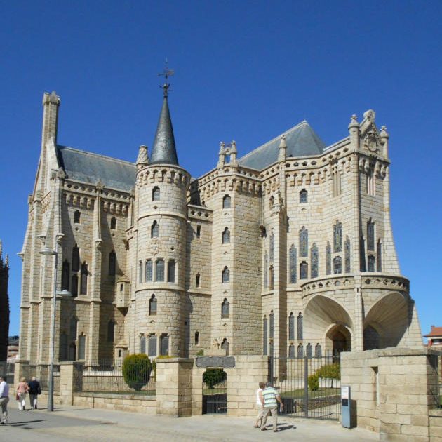 Wanderreise Jakobsweg – Von León nach Santiago: Bischofspalast von Astorga auf dem Jakobsweg in Spanien