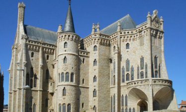 Wanderreise Jakobsweg – Von León nach Santiago: Bischofspalast von Astorga auf dem Jakobsweg in Spanien