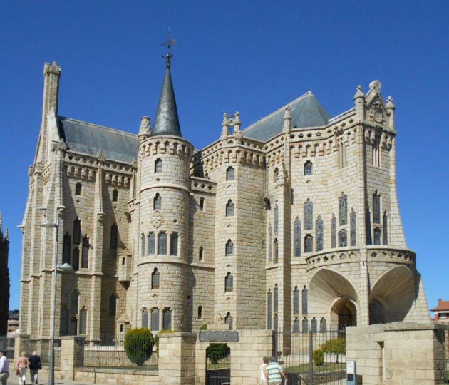 Wanderreise Jakobsweg – Von León nach Santiago: Bischofspalast von Astorga auf dem Jakobsweg in Spanien