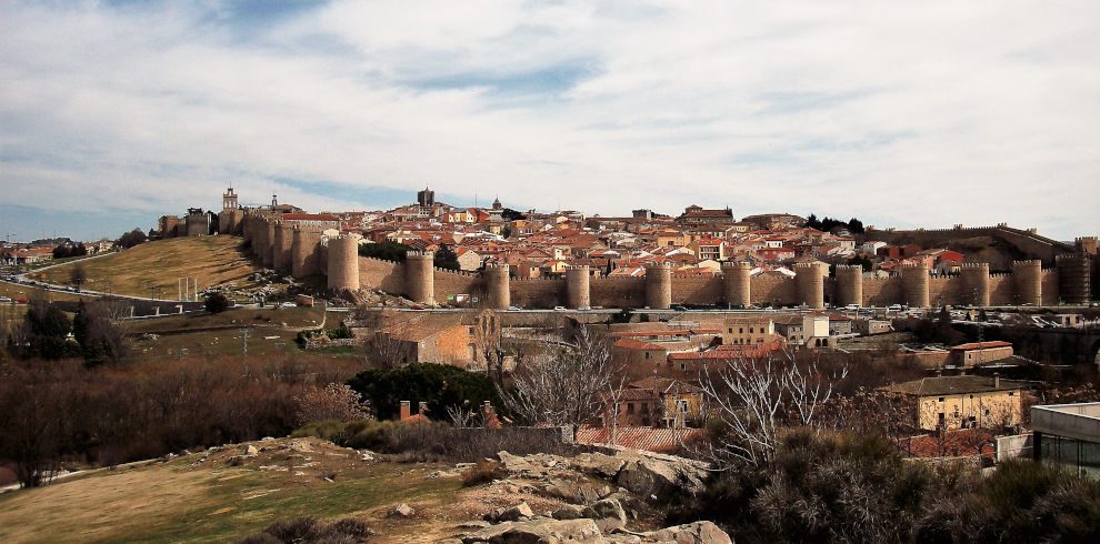 Mietwagenreise von Madrid nach Barcelona: Blick auf Ávila mit seiner Stadtmauer