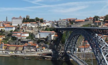 Jakobsweg von Porto nach Santiago: Blick auf die Altstadt Portos mit Douro-Brücke
