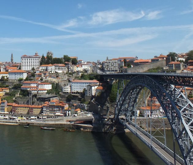 Jakobsweg von Porto nach Santiago: Blick auf die Altstadt Portos mit Douro-Brücke