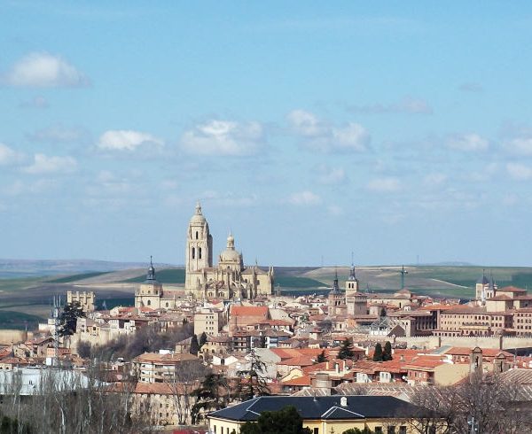 Mietwagenreise von Madrid nach Barcelona: Blick auf Segovia mit Kathedrale und Alcázar
