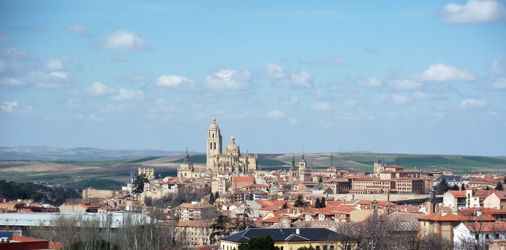 Mietwagenreise von Madrid nach Barcelona: Blick auf Segovia mit Kathedrale und Alcázar