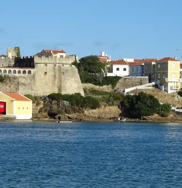 Wanderreise Fischerweg: Blick auf Vila Nova de Milfontes und den Fluss Mira