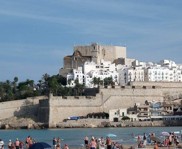 Mietwagenreise Spaniens Mittelmeerküste: Blick auf die Altstadt von Peñíscola an der spanischen Mittelmeerküste