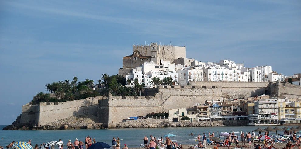 Mietwagenreise Spaniens Mittelmeerküste: Blick auf die Altstadt von Peñíscola an der spanischen Mittelmeerküste