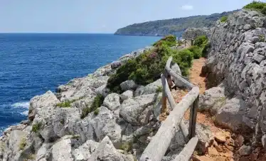 Wanderreise -Küstenwandern in Apulien: Wanderweg an Küste