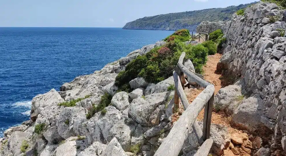 Wanderreise -Küstenwandern in Apulien: Wanderweg an Küste