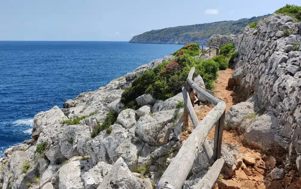 Wanderreise -Küstenwandern in Apulien: Wanderweg an Küste