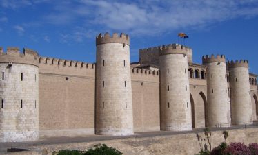 Mietwagenreise von Madrid nach Barcelona: Palacio de la Aljafería in Zaragoza