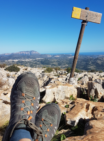 Füsse eines Wanderers in der Sierra d'Olta bei Calpe in Alicante