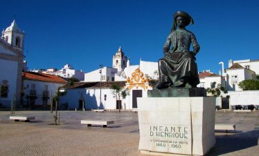 Mietwagenreise Algarve: Statue von Heinrich dem Seefahrer in Lagos Portugal