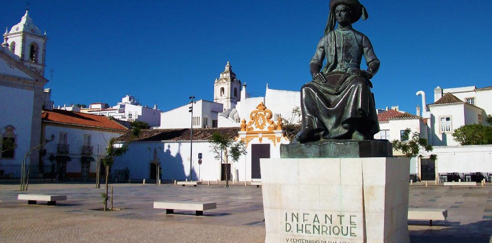 Mietwagenreise Algarve: Statue von Heinrich dem Seefahrer in Lagos Portugal