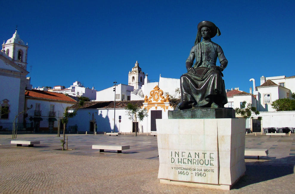 Mietwagenreise Algarve: Statue von Heinrich dem Seefahrer in Lagos Portugal