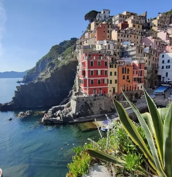 Wanderreise Cinque Terre: Blick auf das Dorf Riomaggiore
