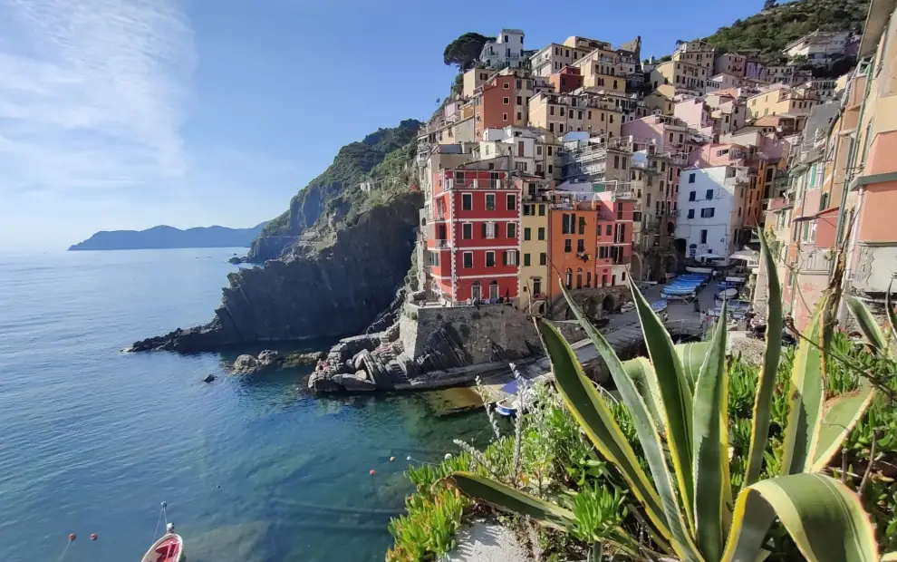 Wanderreise Cinque Terre: Blick auf das Dorf Riomaggiore