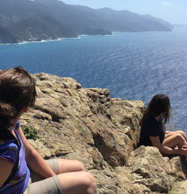 Wanderreise Cinque Terre: Wanderer genießen den Ausblick auf die Küste