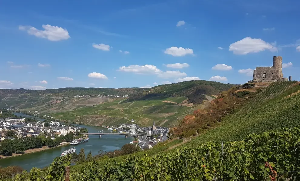 Wanderreise Moselsteig von Trier nach Bernkastel-Kues: Blick auf Bernkastel-Kues mit Burg Landshut