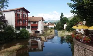 Wanderreise Jakobsweg St Jean Pied de Port: Blick auf den Fluss Nive