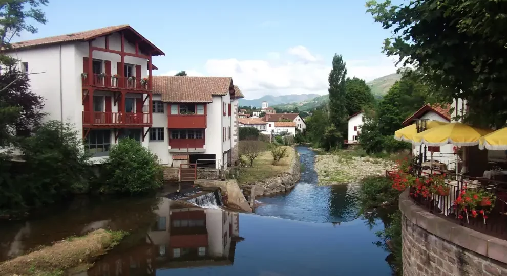 Wanderreise Jakobsweg St Jean Pied de Port: Blick auf den Fluss Nive