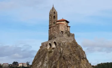 Wanderreise Jakobsweg Frankreich: Kirche St Michel d'Aiguilhe in Le Puy-en-Velay