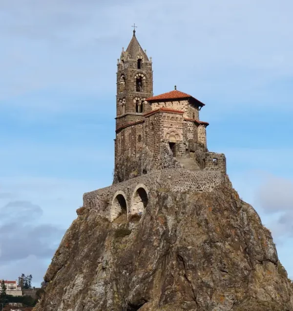 Wanderreise Jakobsweg Frankreich: Kirche St Michel d'Aiguilhe in Le Puy-en-Velay