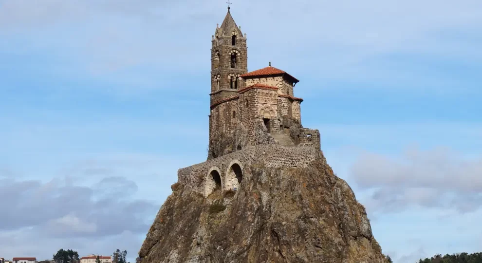Wanderreise Jakobsweg Frankreich: Kirche St Michel d'Aiguilhe in Le Puy-en-Velay