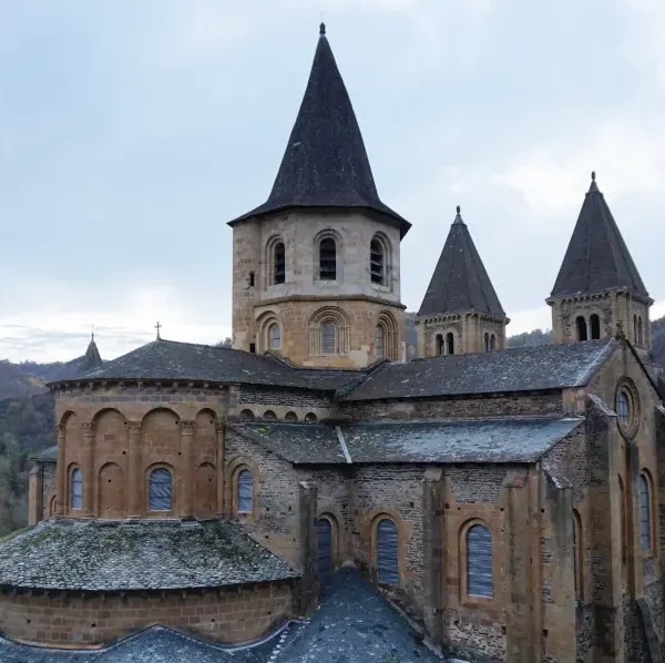 Wanderreise Jakobsweg Frankreich – Von Conques nach LectoureKirche Ste Foy in Conques
