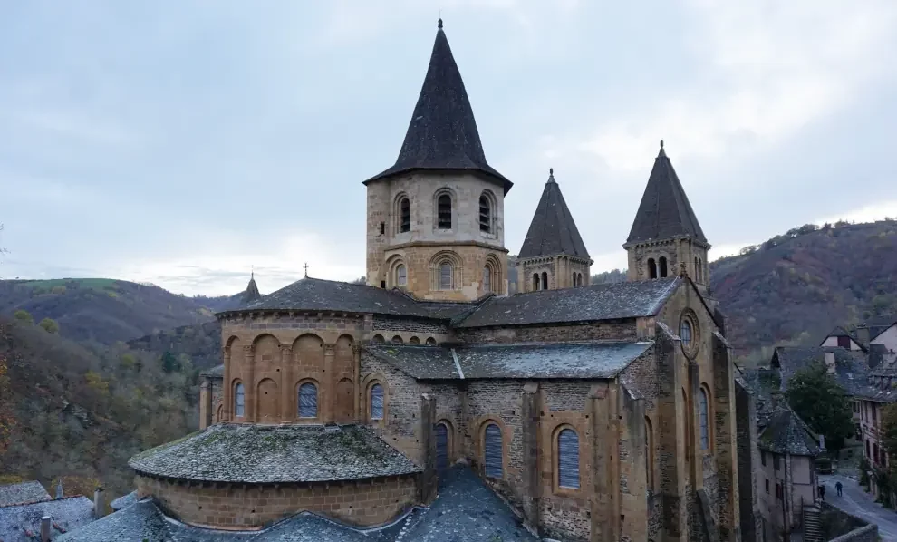 Wanderreise Jakobsweg Frankreich – Von Conques nach LectoureKirche Ste Foy in Conques