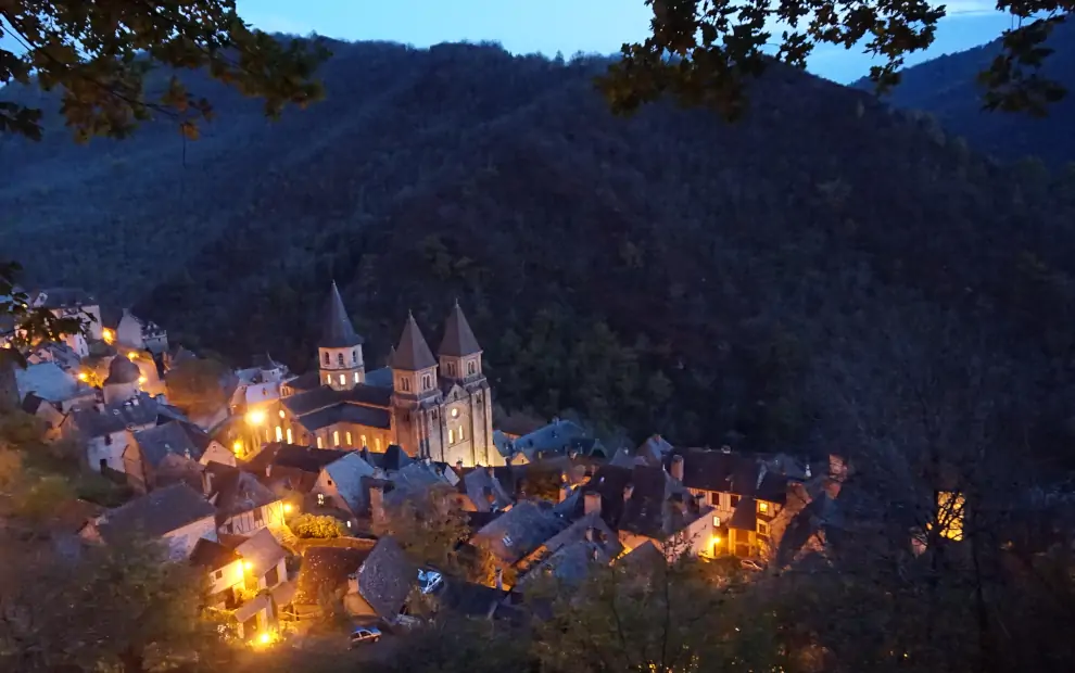Wanderreise Jakobsweg Frankreich: Abschnit von Le Puy en Velay nach Conques: Blick auf Conques
