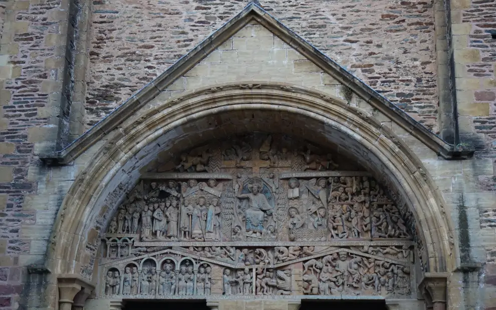 Wanderreise Jakobsweg Via Podiensis von Conques nach Cahors: Portal der Kirche Sainte Foy in Conques