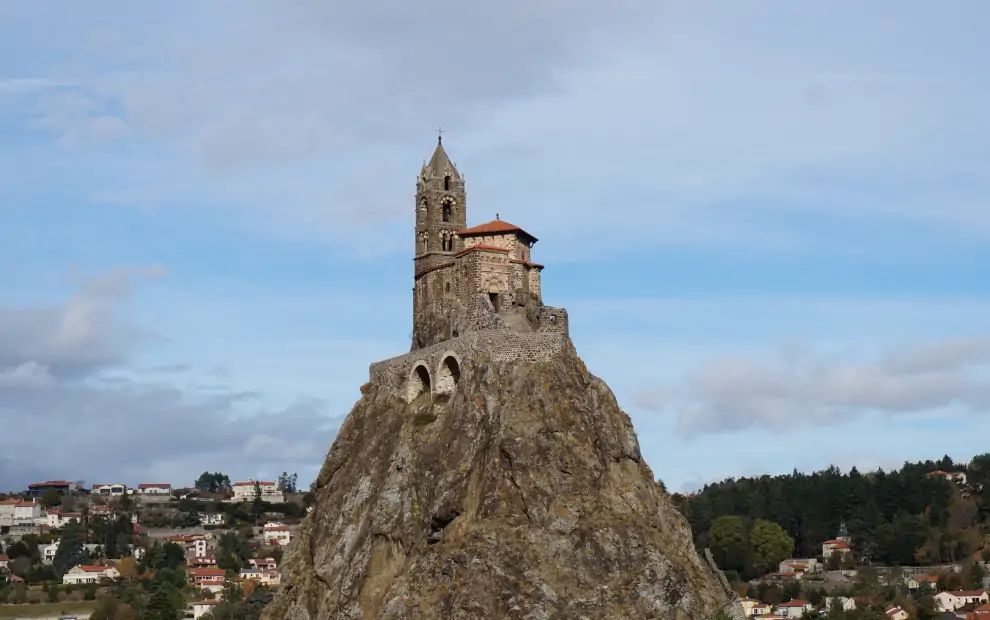 Wanderreise Jakobsweg Frankreich: Etappe von Le Puy en Velay nach Saint Privat d'Allier: Blick auf St Michel d'Aiguilhe