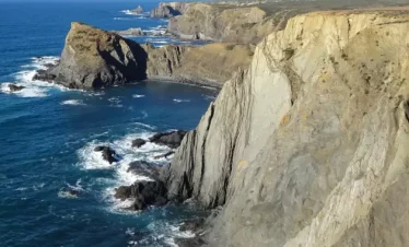 Wanderreise Rota Vicentina – 14 Tage: Klippen bei Arrifana auf dem Wanderweg der Rota Vicentina an der Algarve