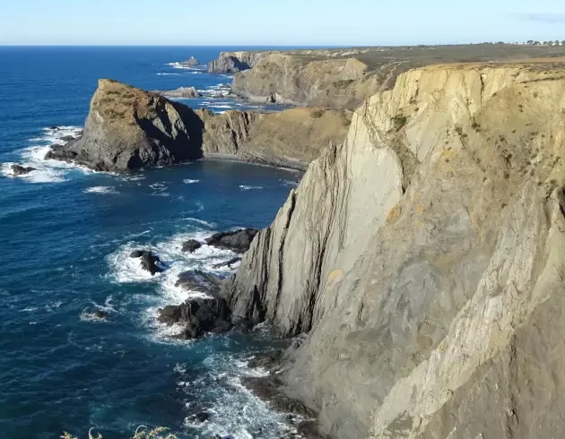 Wanderreise Rota Vicentina – 14 Tage: Klippen bei Arrifana auf dem Wanderweg der Rota Vicentina an der Algarve