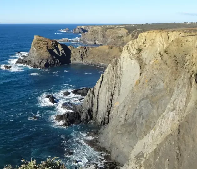 Wanderreise Rota Vicentina – 14 Tage: Klippen bei Arrifana auf dem Wanderweg der Rota Vicentina an der Algarve