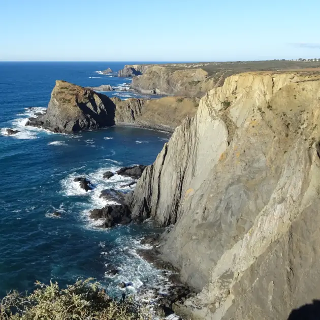 Wanderreise Rota Vicentina – 14 Tage: Klippen bei Arrifana auf dem Wanderweg der Rota Vicentina an der Algarve
