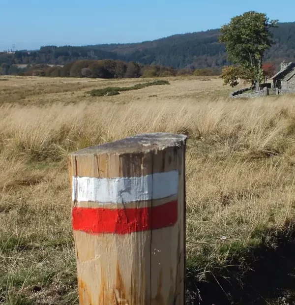 Wegbeschilderung auf dem Jakobsweg in Frankreich bei Saugues