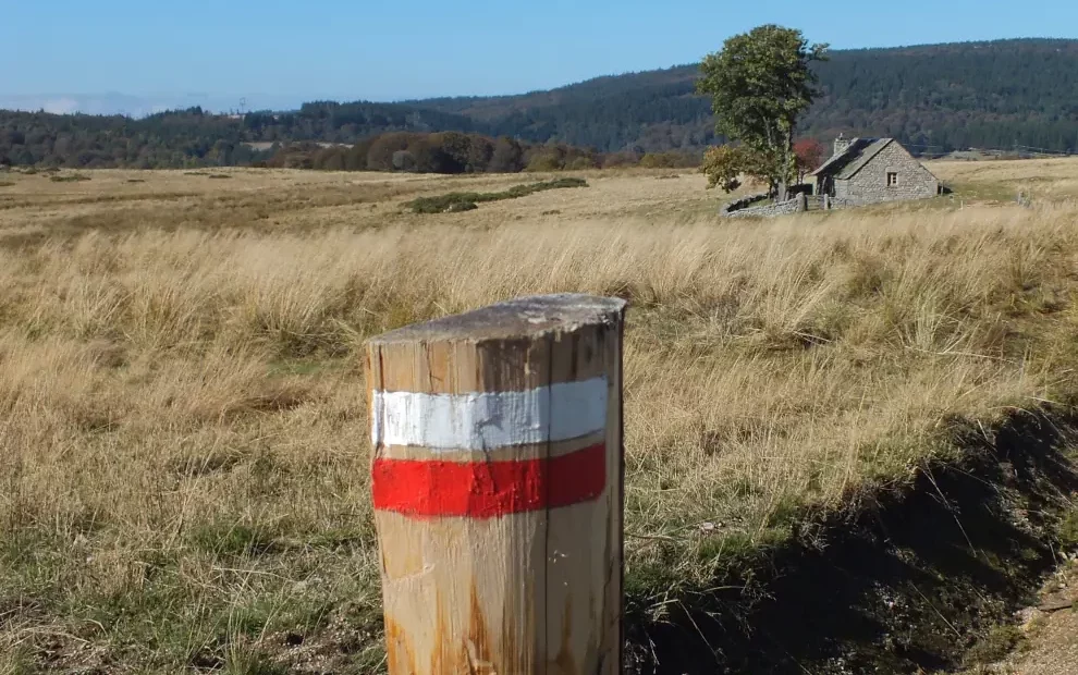 Wegbeschilderung auf dem Jakobsweg in Frankreich bei Saugues