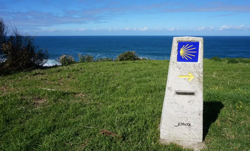 Wanderreise Portugiesischer Jakobsweg Küstenweg: Wegmarkierung bei Kilometer 150 mit Blick auf die Küste