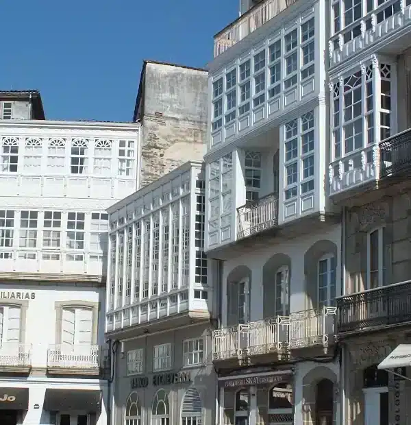 Camino Inglés: Typisch galicische Häuserfassaden in Betanzos