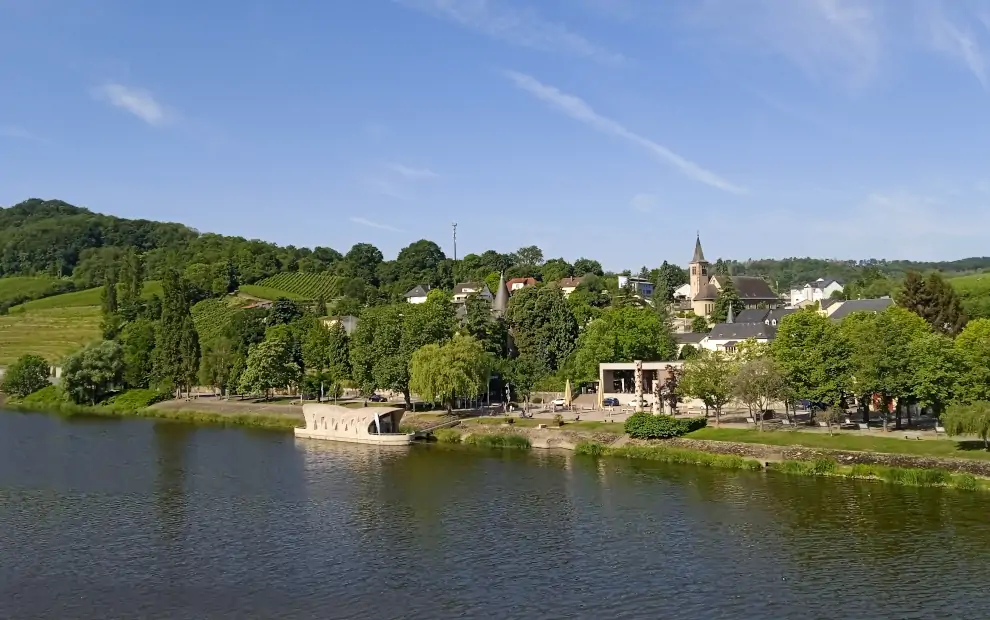 Jakobsweg Mosel: Blick auf Schengen von der Moselbrücke