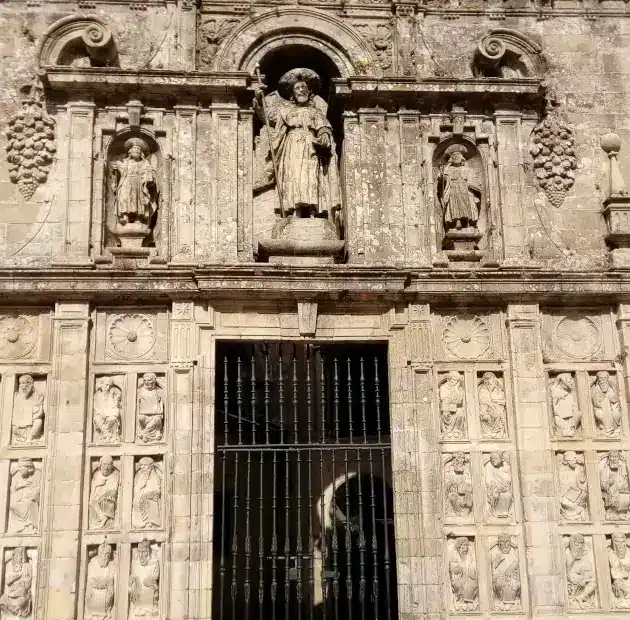 Camino Inglés: Heilige Pforte an der Kathedrale von Santiago