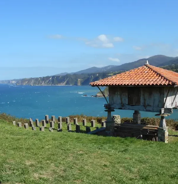 Wanderreise Camino del Norte – Von Llanes nach Ribadeo: Kornspeicher an der Küste bei Cadavedo