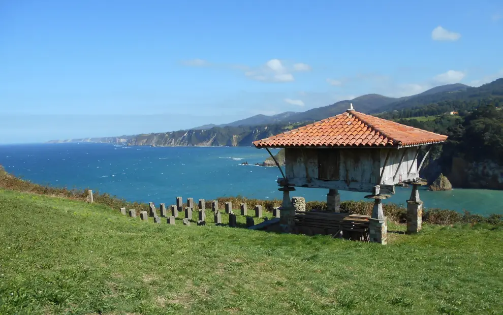 Wanderreise Camino del Norte – Von Llanes nach Ribadeo: Kornspeicher an der Küste bei Cadavedo