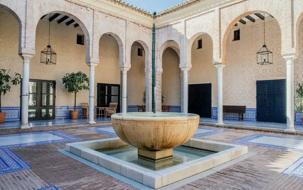 Paradores-Rundreise Andalusien: Blick in den Innenhof des Parador de Carmona