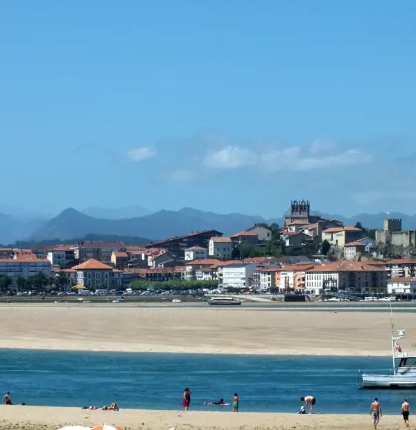 Wanderreise Camino del Norte von Bilba nach Llanes: Am Strand von San Vicente de la Barquera