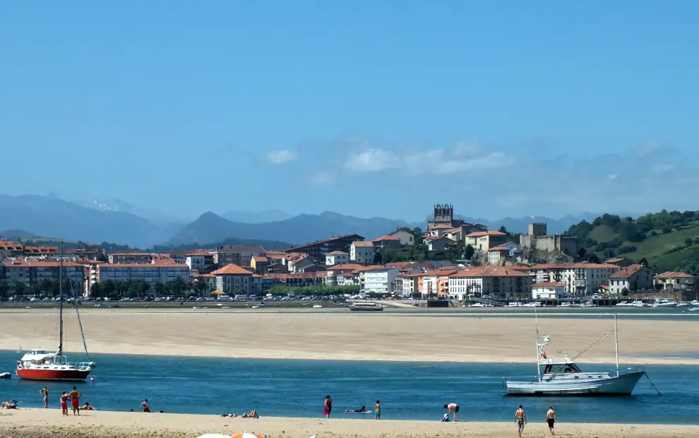 Wanderreise Camino del Norte von Bilba nach Llanes: Am Strand von San Vicente de la Barquera