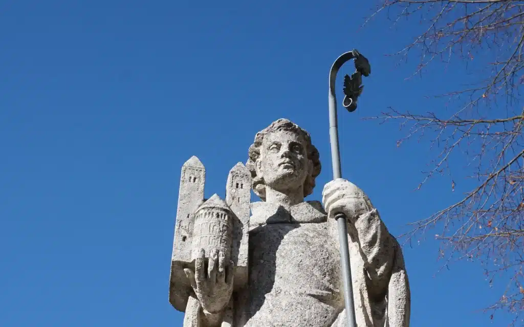 Wanderreise Mosel-Camino von Koblenz nach Trier: Skulptur von Sankt Castor in Treis-Karden
